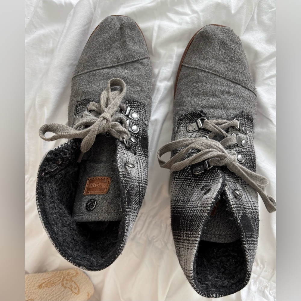 Tom’s Women’s Gray Plaid Lace-Up Ankle Boots. THE MOST Comfy!!! 9.5.